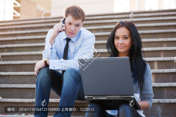 在筆記本電腦上工作的年輕女子