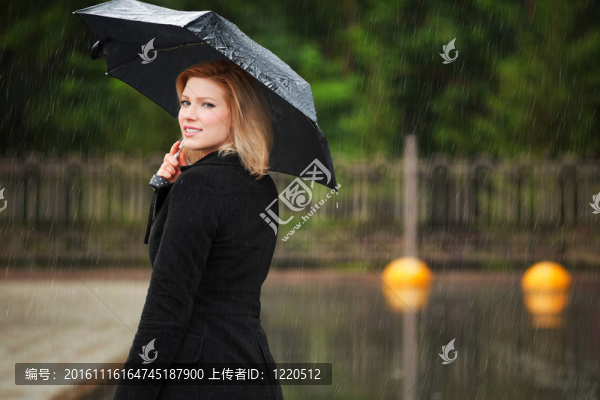 打著雨傘的女人