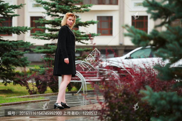 在雨中的女人在一個(gè)城市街