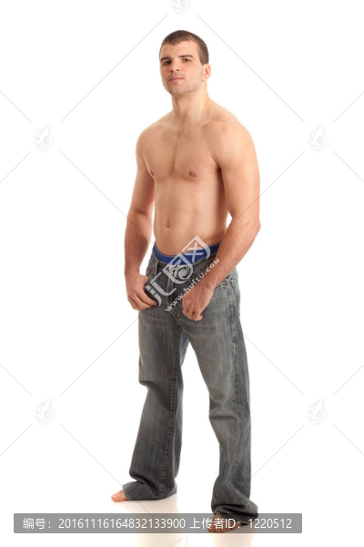 牛仔褲赤裸上身的男子