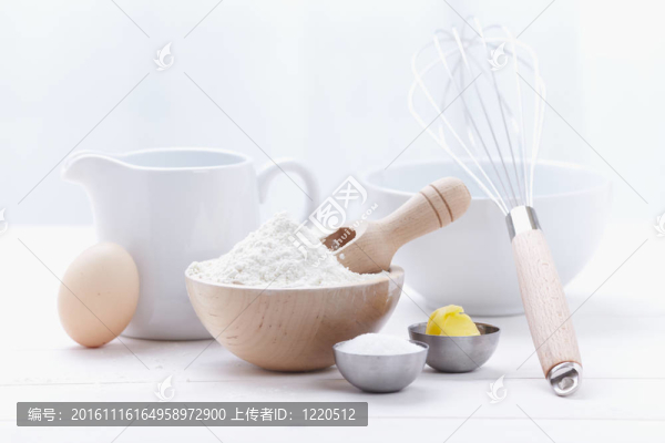 制作蛋糕的配料和工具；面粉；黃油；糖；雞蛋
