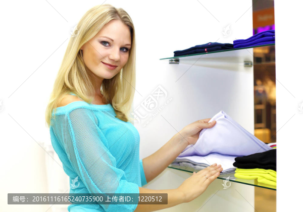 在一家商店買衣服的女人