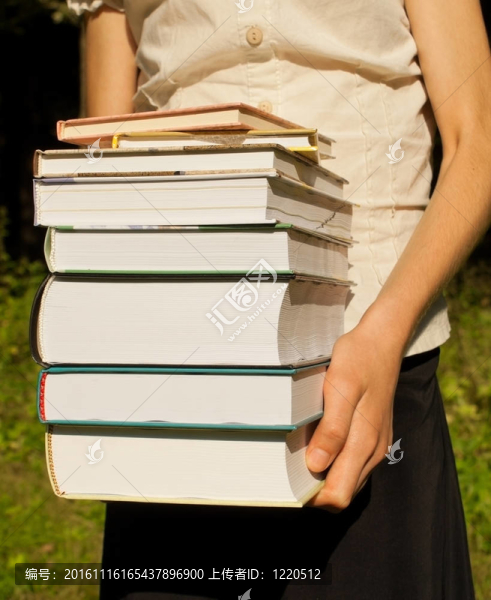 少女抱著一堆書