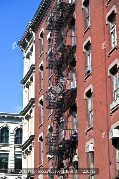 在一個舊的市中心的房子火災(zāi)逃生