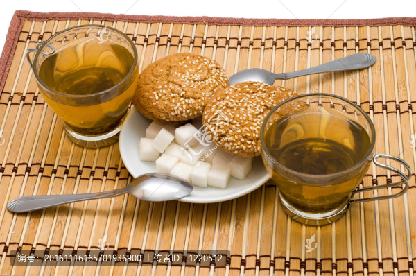 兩杯茶；糖和餅干
