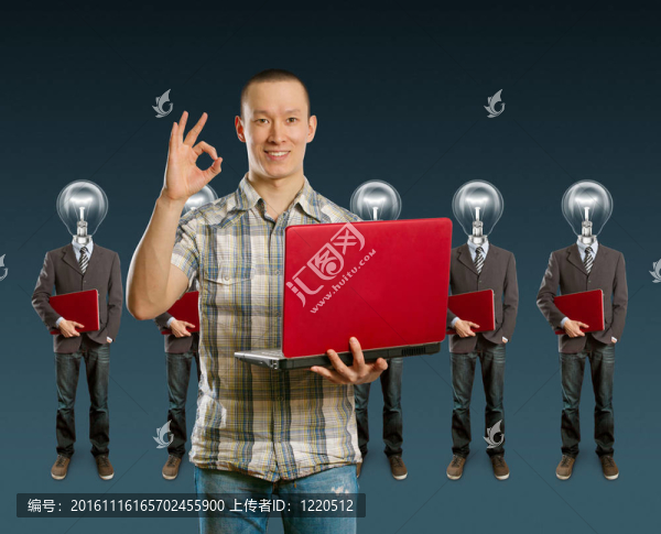 隨著筆記本電腦燈頭的商人