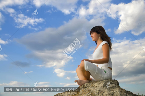 藍(lán)色多云的天空下石女孩沉思