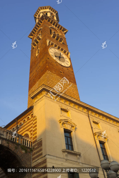 維羅納（威內(nèi)托大區(qū)；意大利）；中世紀(jì)的塔叫Torre,dei,Lamberti晚上