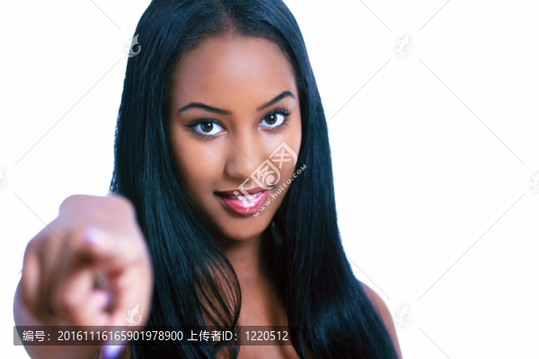 甜美的女孩指著