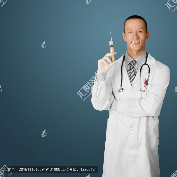 年輕的醫(yī)生用聽診器的人