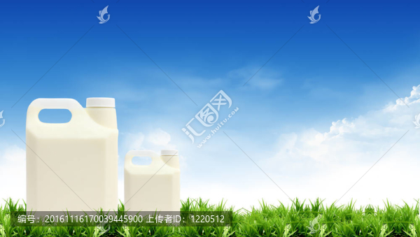 明亮的天空的牛奶罐。
