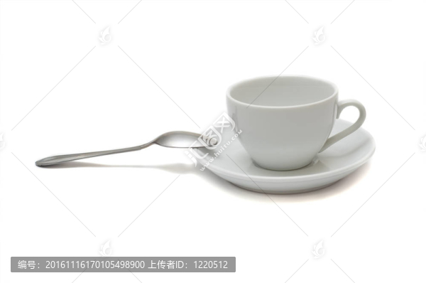 白色背景上有匙和碟的白色杯子