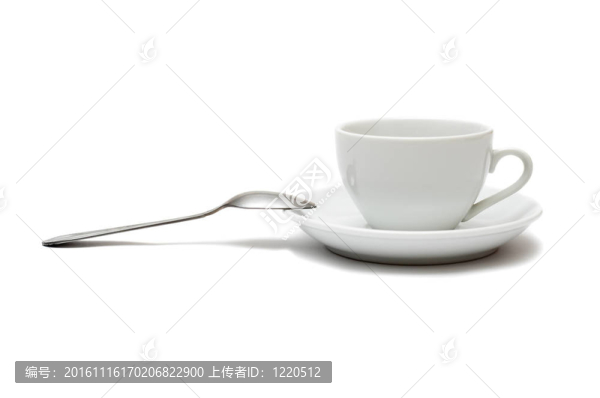 白色背景上有匙和碟的白色杯子