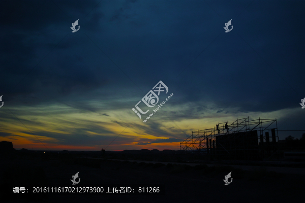 夜幕下晚霞,絞手架,建筑工人