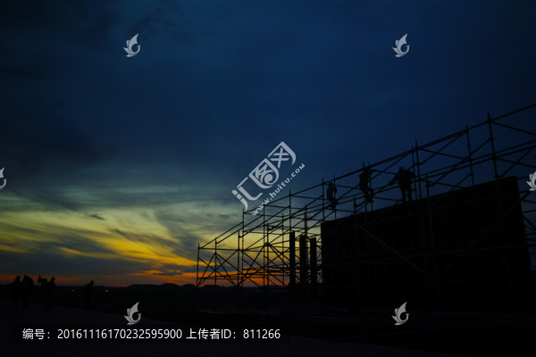 夜幕下晚霞,絞手架,建筑工人