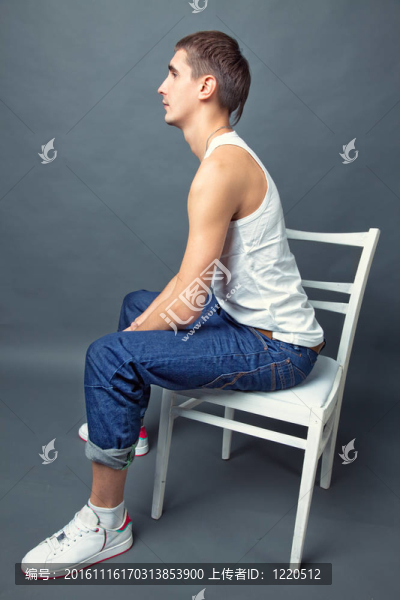 坐在椅子上的男人