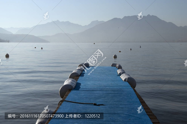 藍(lán)色的船在阿訥西湖