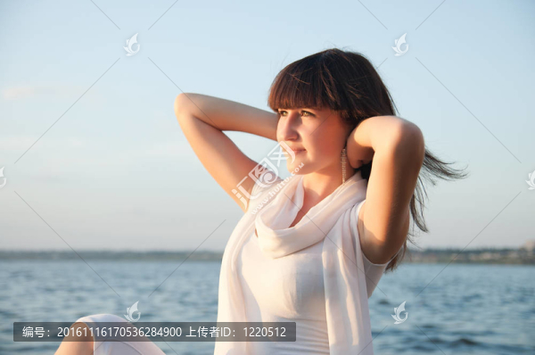 一個(gè)美麗的年輕女子在陽(yáng)光下