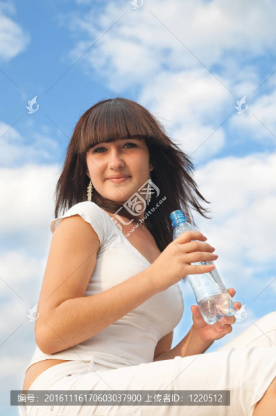 帶瓶水的女孩