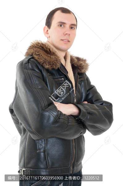 一個(gè)穿冬天衣服的年輕人