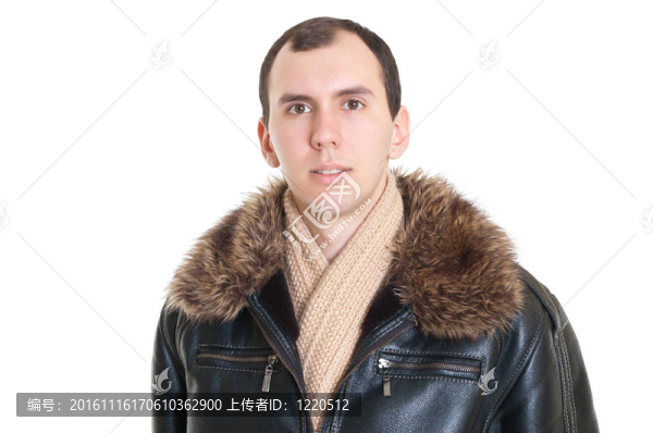 一個穿冬天衣服的年輕人