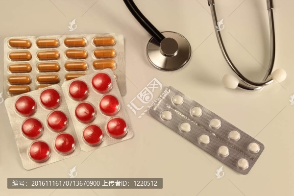 藥和聽診器