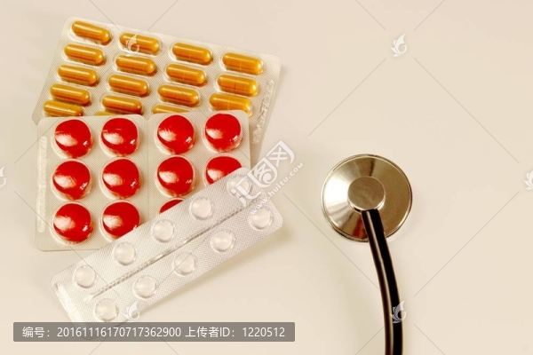 藥和聽診器