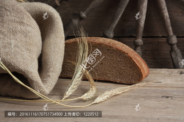 桌上的黑麥面包和玉米穗