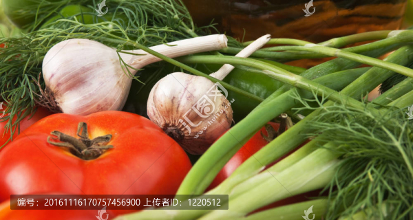 蔬菜和一瓶油