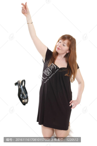 穿黑衣服的女人脫掉鞋子