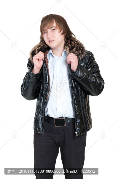 一個(gè)穿冬天衣服的年輕人