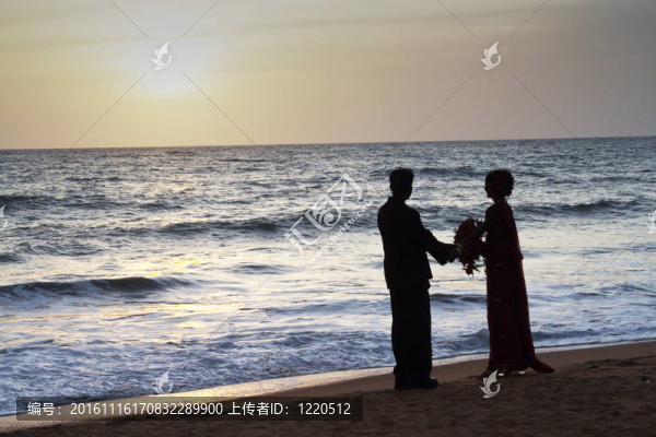 已婚夫婦在日落時在海灘上快樂