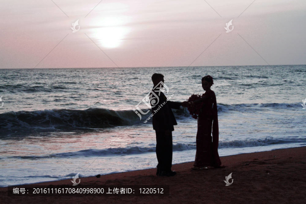 已婚夫婦在日落時(shí)在海灘上快樂(lè)