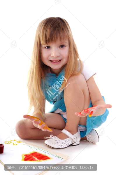 頑皮的美麗女孩與許多彩色的手