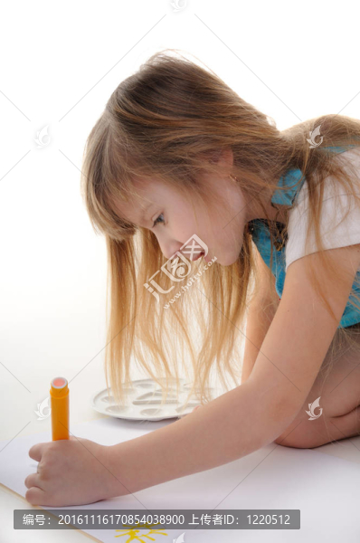 漂亮的金發(fā)女孩是畫