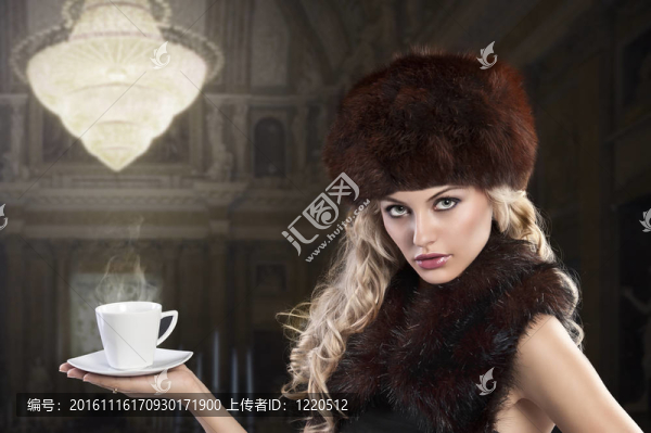優(yōu)雅的時尚女士與杯茶