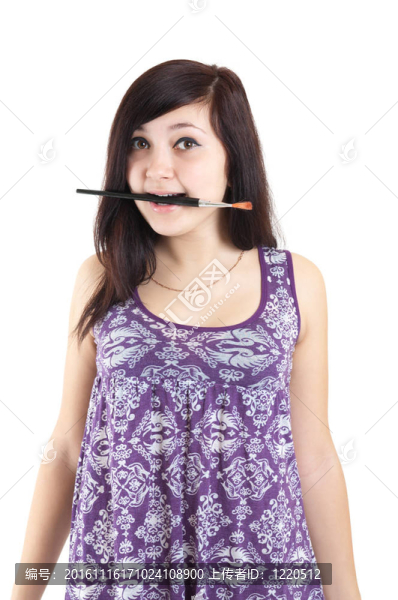 年輕的女孩用刷子