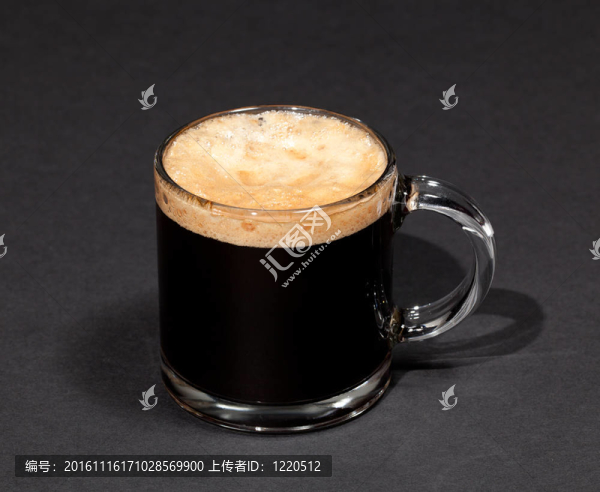 在玻璃杯濃咖啡