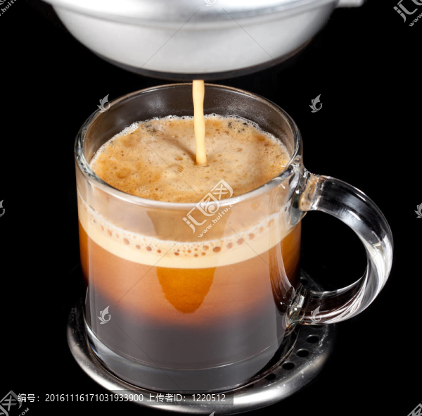 在玻璃杯濃咖啡