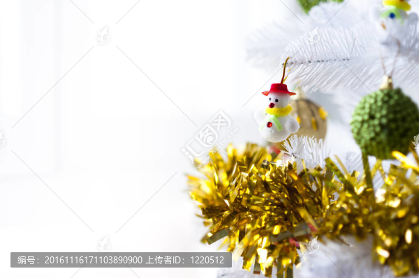 在一個(gè)圣誕節(jié)樹(shù)雪人-匯圖網(wǎng) www.fosd68.com 在一個(gè)圣誕節(jié)樹(shù)雪人