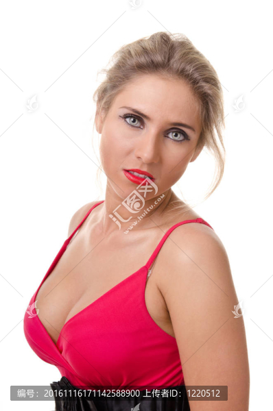 穿著紅色衣服的年輕女人