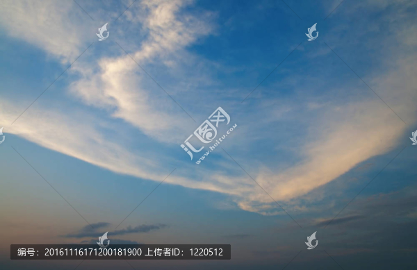 晴朗的夜空和低的云