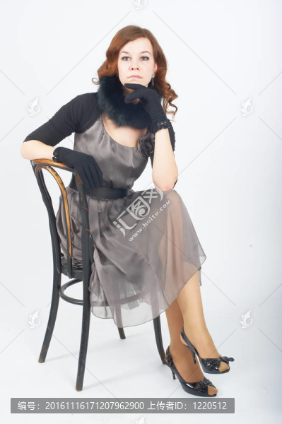 漂亮女人在椅子上