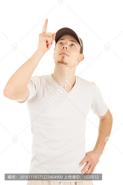 年輕人指著和仰視