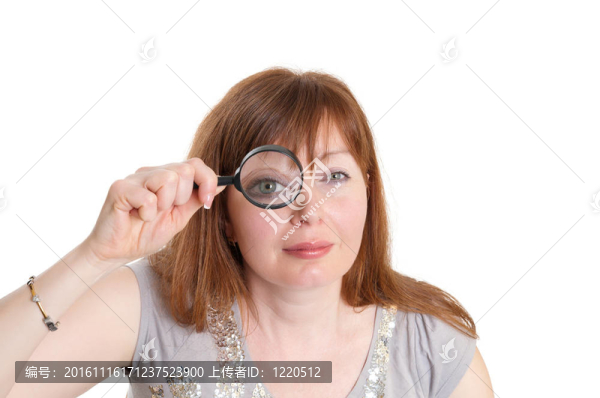 女人透過放大鏡