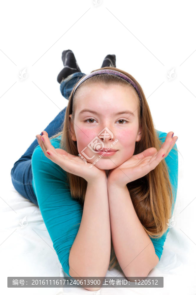十幾歲的女孩躺在地板上