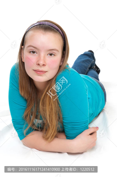 十幾歲的女孩躺在地板上