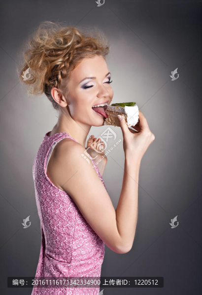 可愛(ài)的金發(fā)女人快樂(lè)的女人吃蛋糕