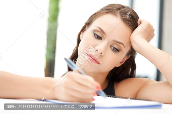 從容的女人用大記事本