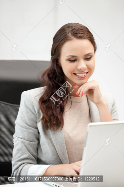 帶著筆記本電腦的快樂(lè)女人